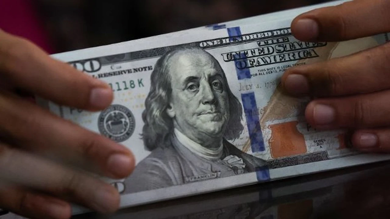 سعر الدولار يتجاوز التوقعات اليوم في البنوك والصرافة